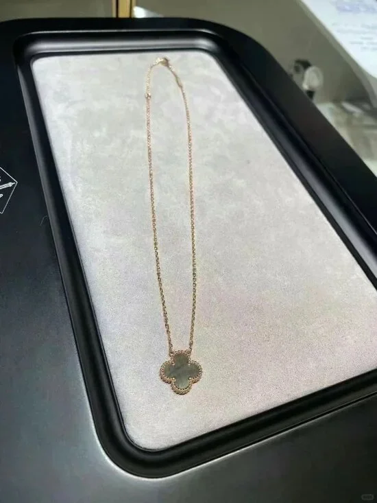 Authentic Van Cleef & Arpels 18K Yellow Gold Necklace - Picture 5 of 12